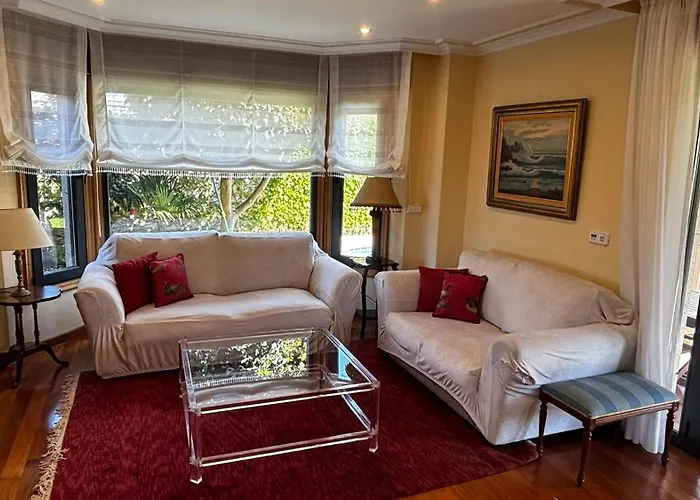 Sirenita En La Playa Con Piscina Y Vistas Al Mar